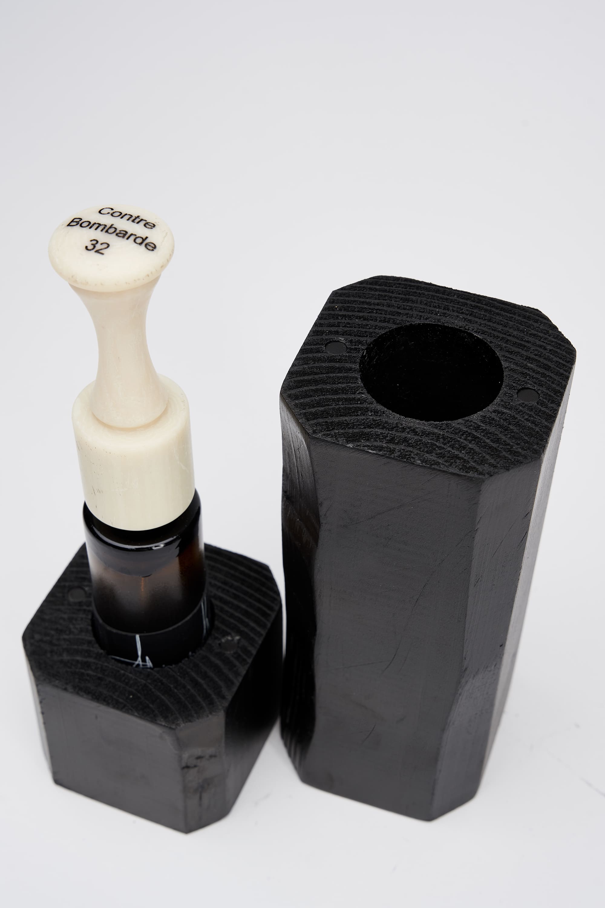 Contre Bombarde 32 in 50 ml by Filippo Sorcinelli is a deep, amber woody fragrance with a rich, layered atmosphere for all