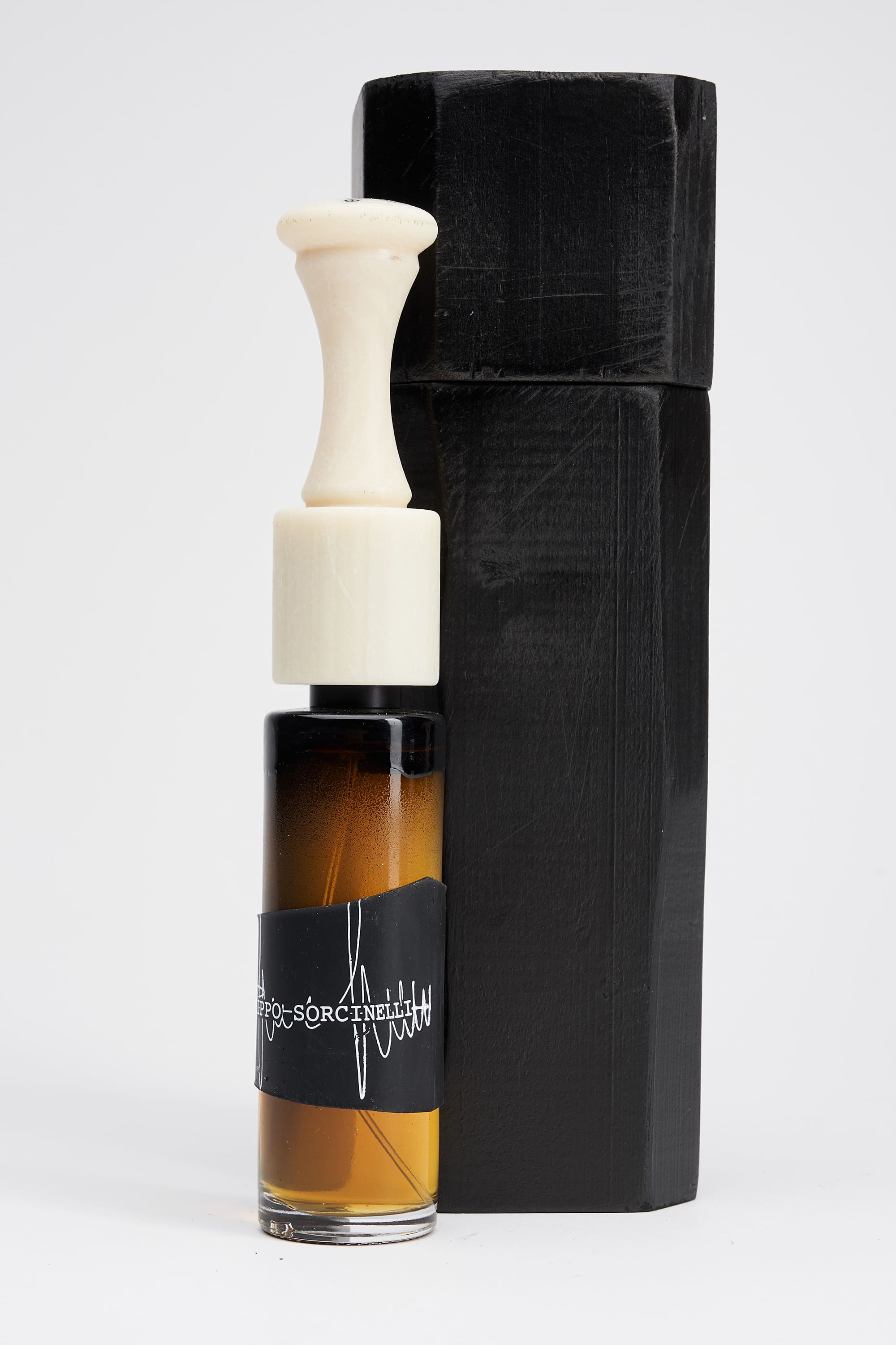 This Oriental Woody fragrance offers a deep, layered blend of amber and cedar in Contre Bombarde 32 by Sorcinelli
