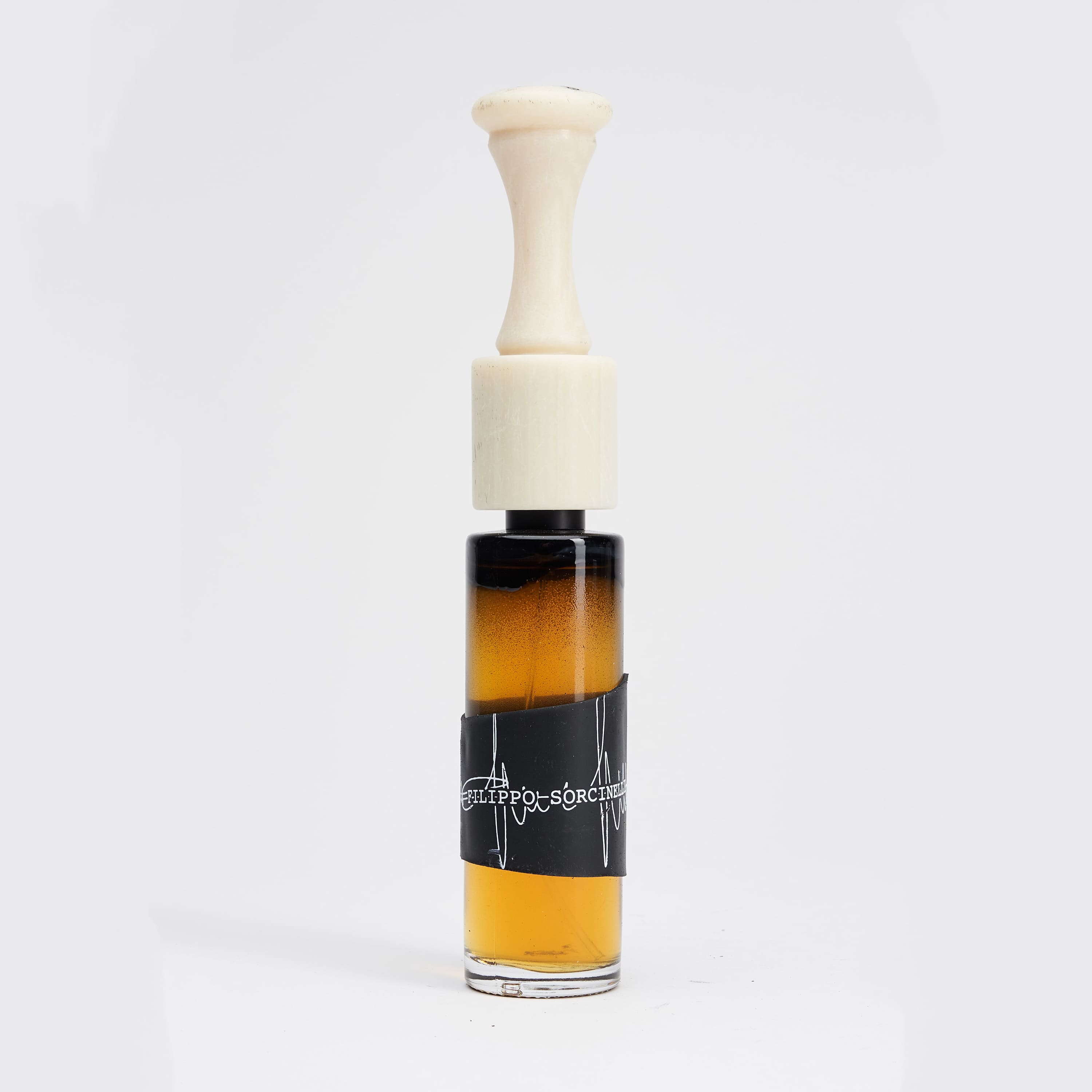 Contre Bombarde 32 is an amber woody extrait with a rich atmosphere, echoing the power of a trombone-like organ tone
