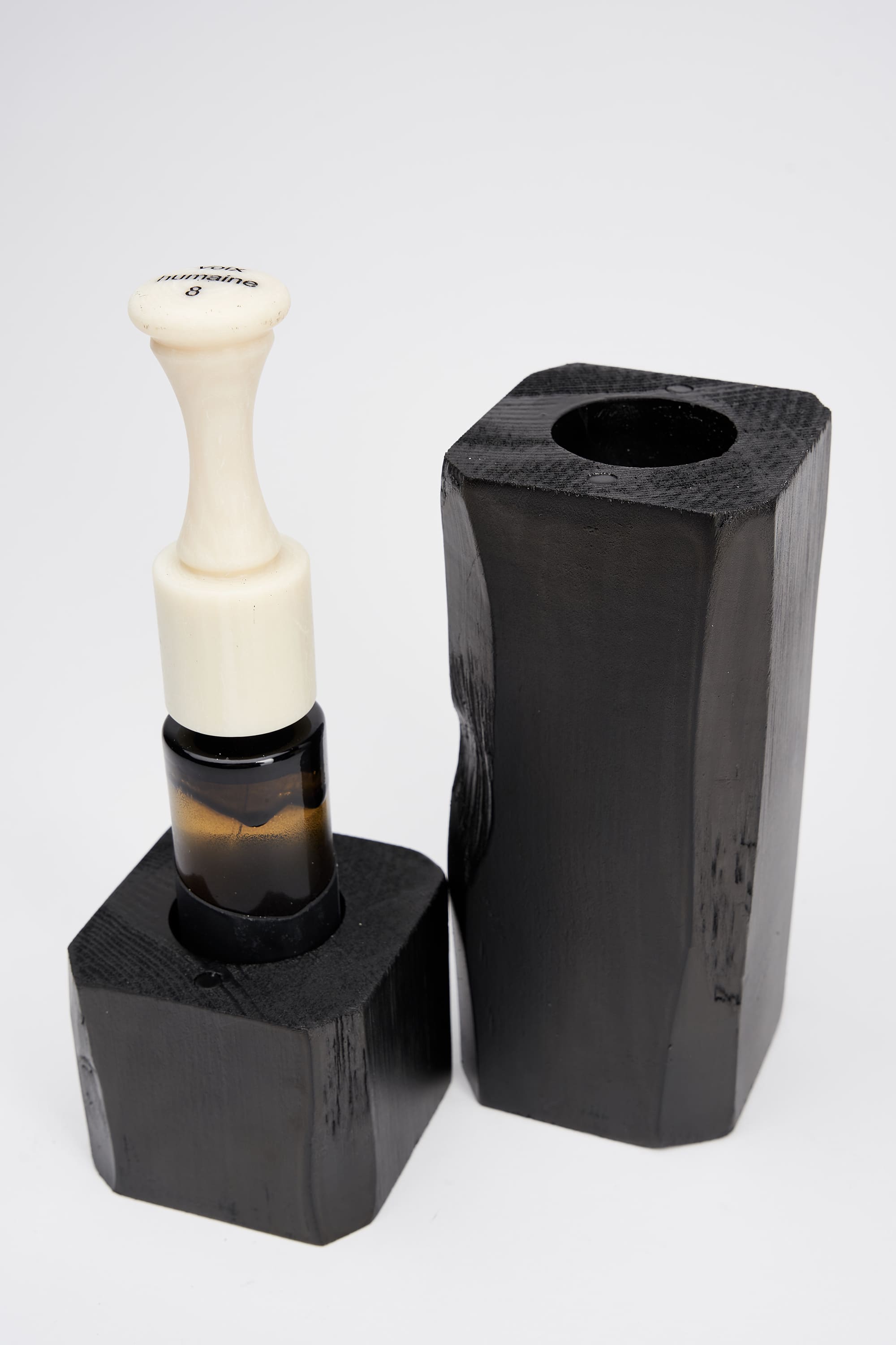 Inspired by the organ register, Voix Humaine 8 captures the emotion of human singing in a unisex spicy incense blend