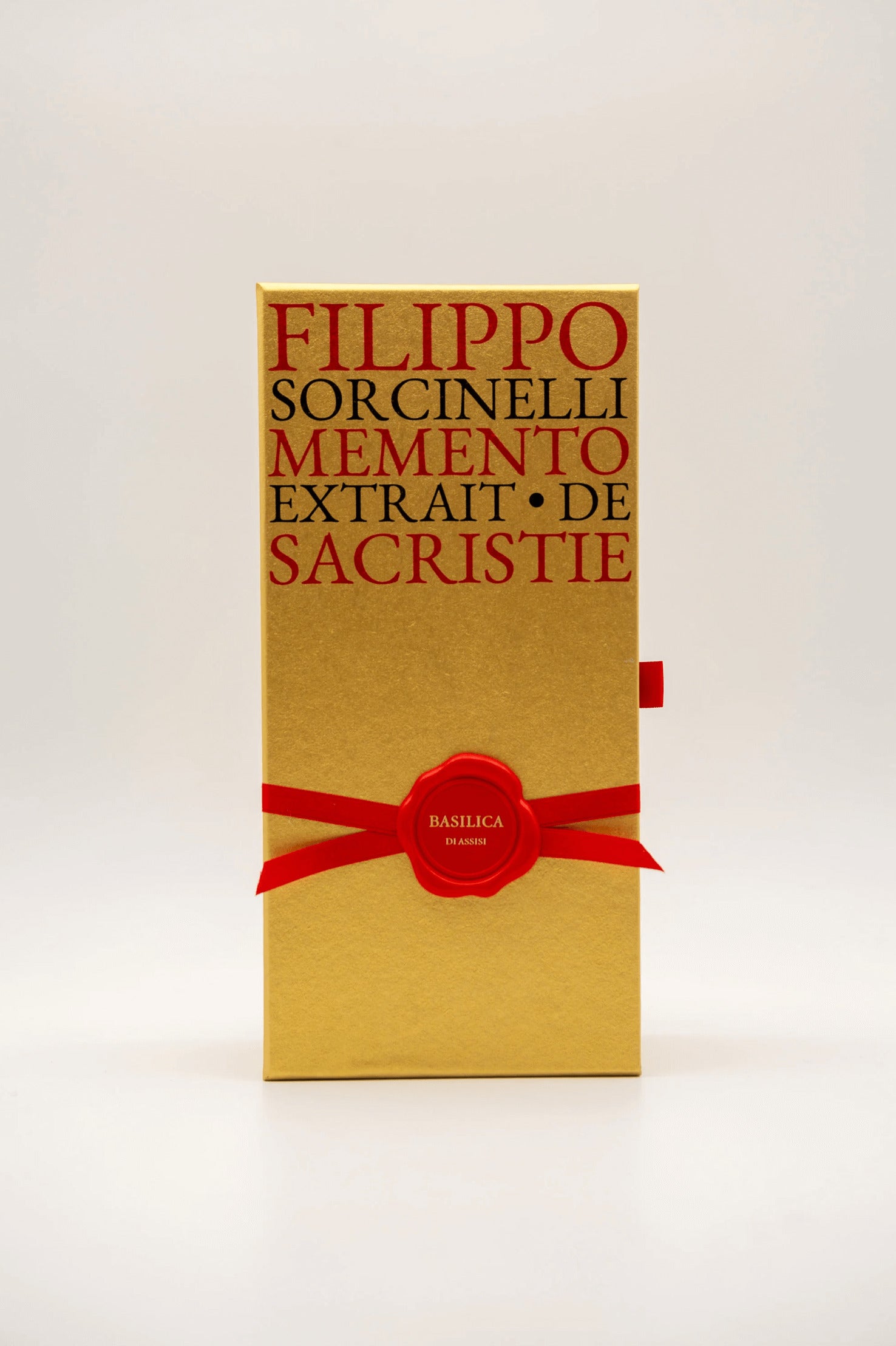 Inspired by the drawers of the Milan cathedral’s sacristy, Dòmm is a bold amber woody extrait de parfum 100 ml