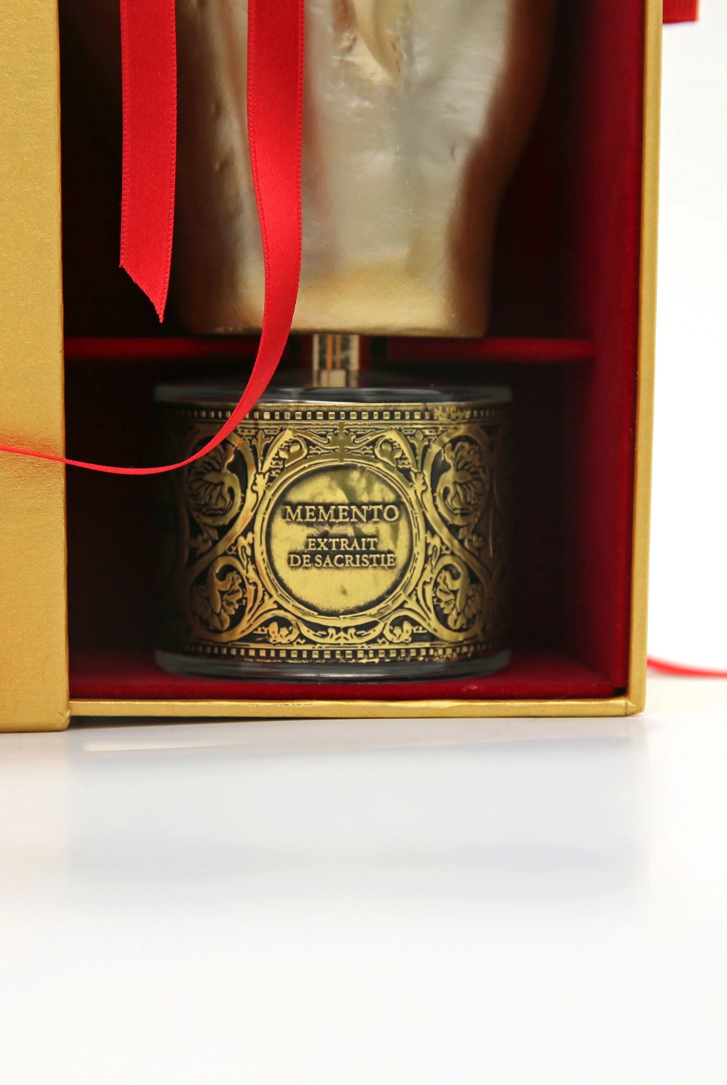 Inspired by the sacristy of the Paris cathedral, this perfume blends spiritual notes in a 100 ml woody floral musk