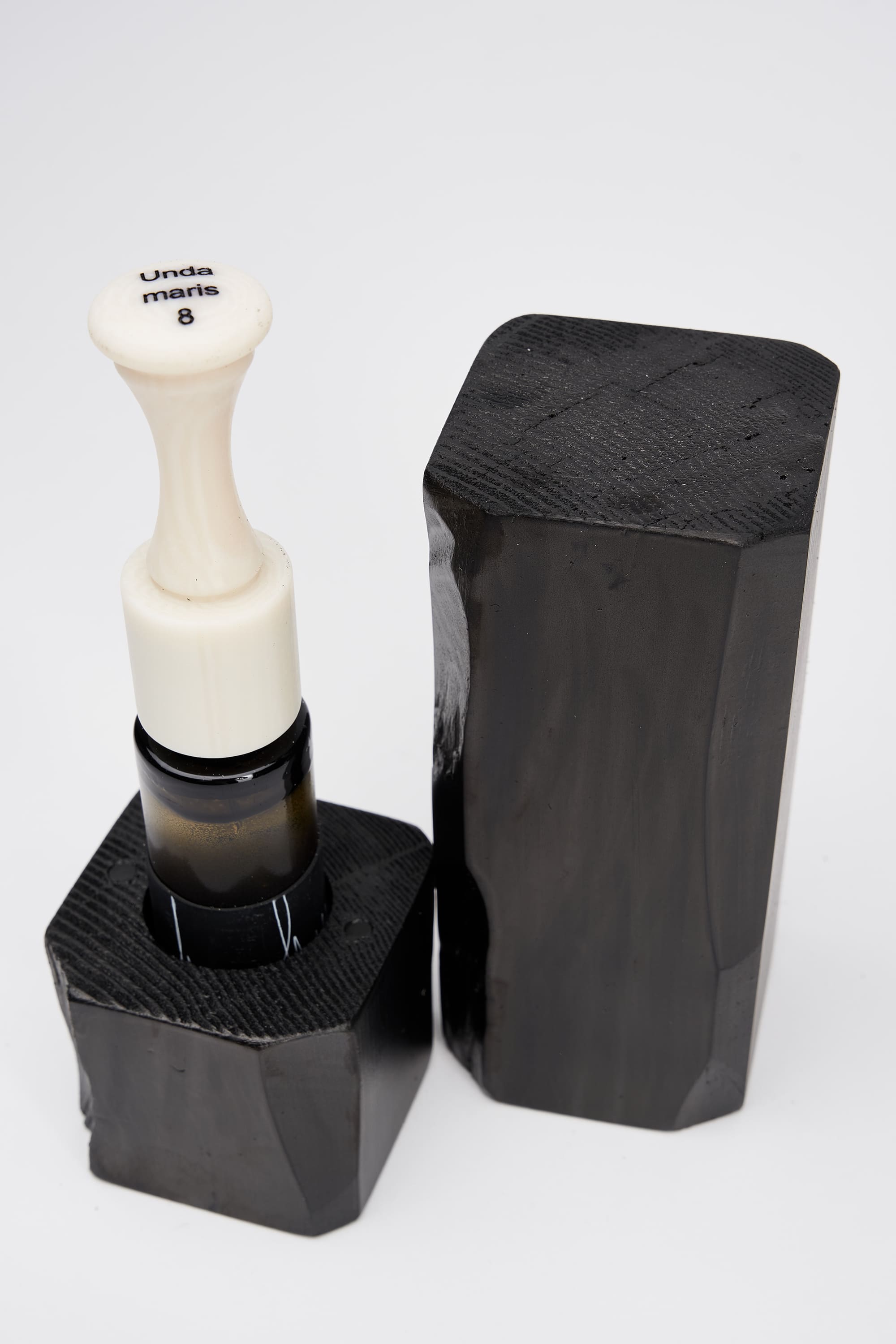 EXTRAIT DE MUSIQUE UNDA MARIS 8 captures the “wave of the sea” in a bold, aromatic aquatic scent for all