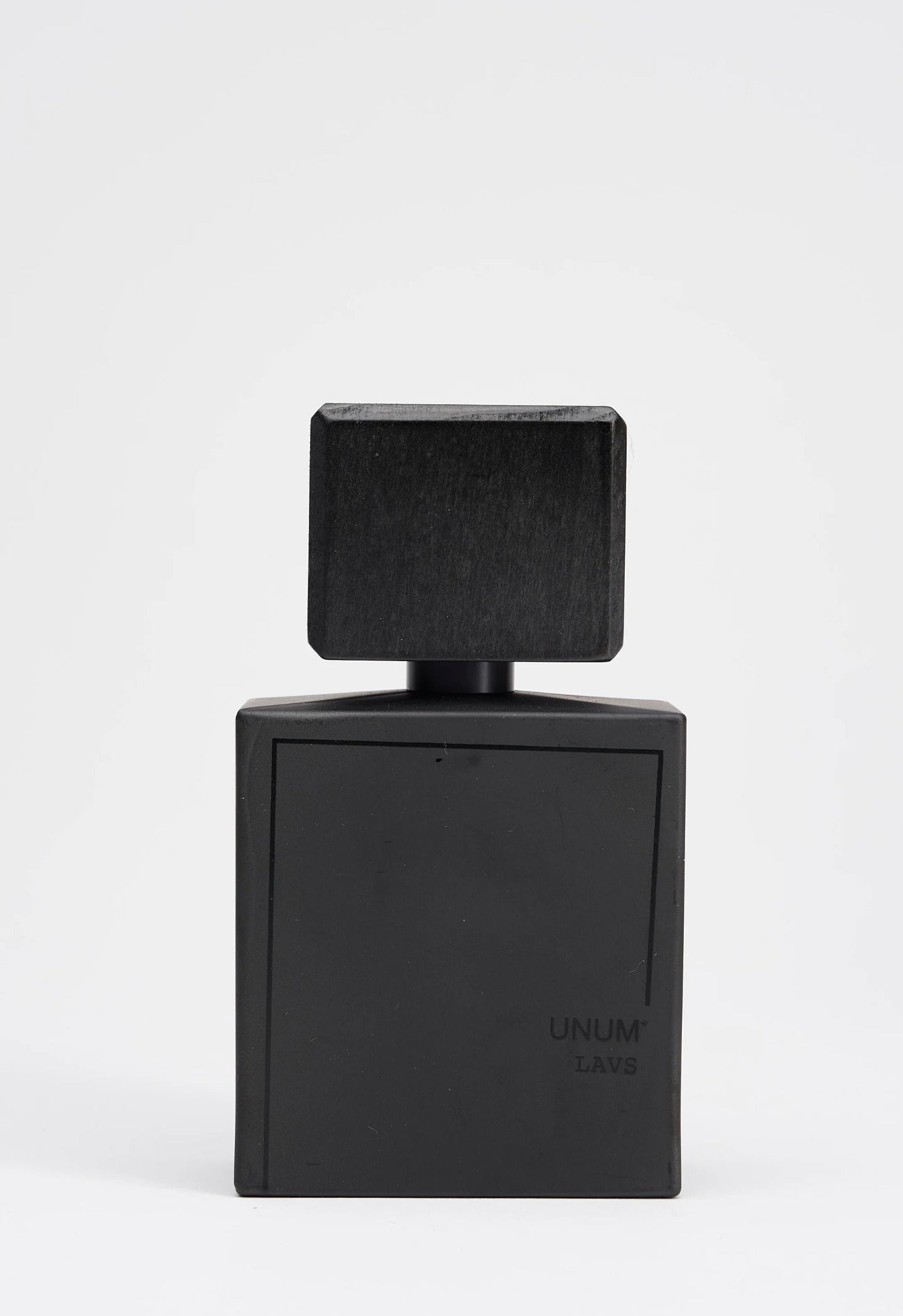 LAVS goes on rich and smoky, an oriental scent that invites you to curate your favorite perfume notes