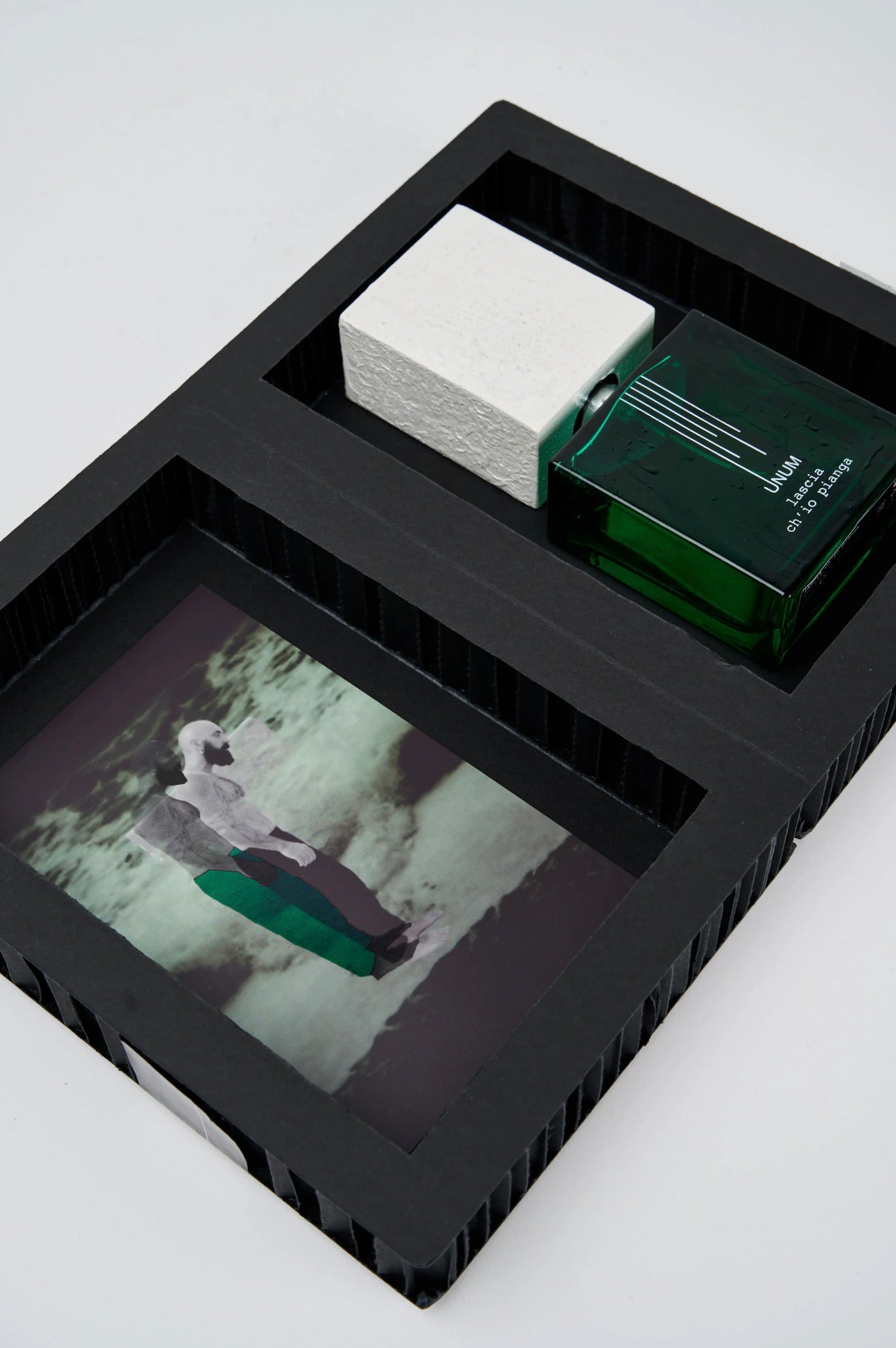 Lascia Ch’io Pianga 100 ml is a sophisticated floral perfume blending lilac, gardenia, and jasmine in pure elegance
