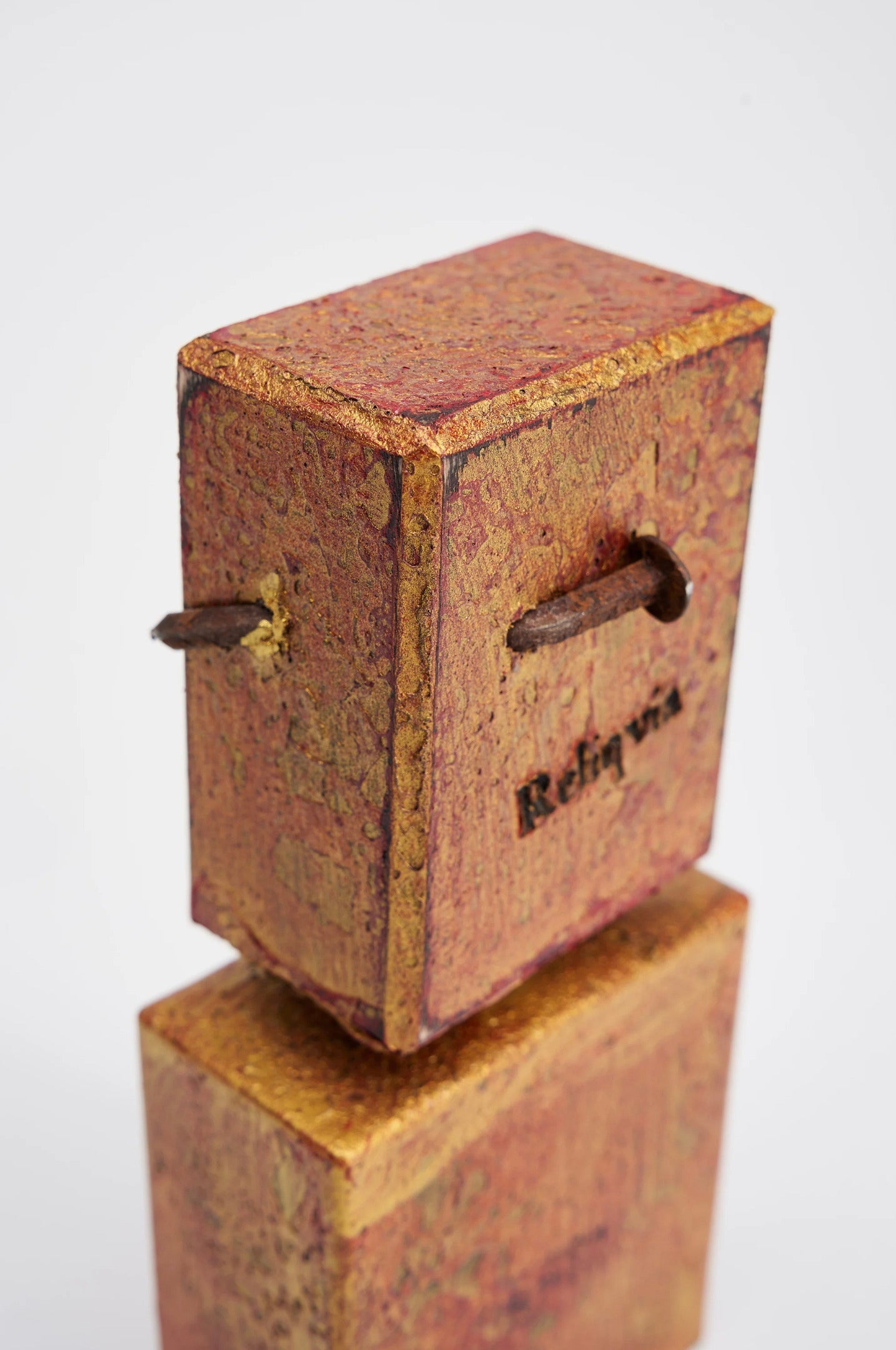 Reliqvia is the concrete trace of sacred memory, with stratified incense and outdoors-y freshness in 100 ml