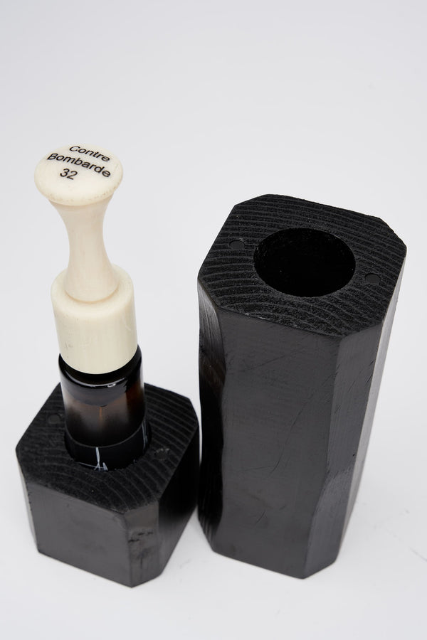 Contre Bombarde 32 in 50 ml by Filippo Sorcinelli is a deep, amber woody fragrance with a rich, layered atmosphere for all