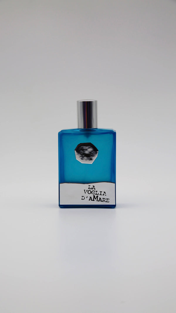 La Voglia d’Amare 100ml is a creamy, spicy, and woody extrait de parfum for women and men with a seductive earthy tone