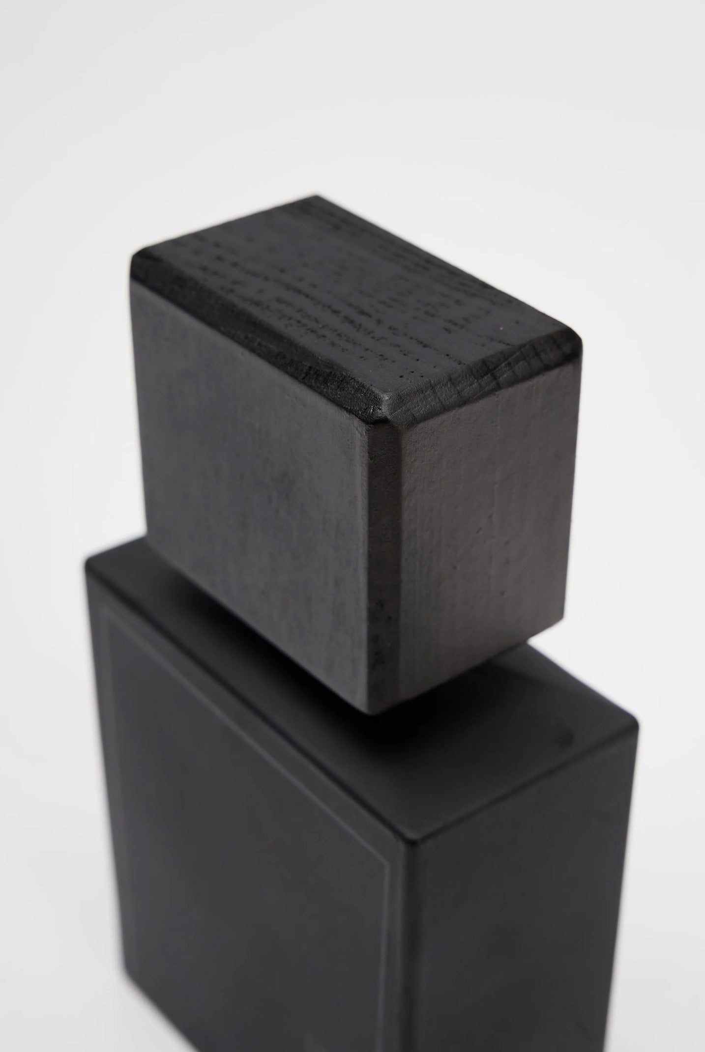 UNUM LAVS is a deep oriental fragrance for women and men with bold smoky layers and curated elegance